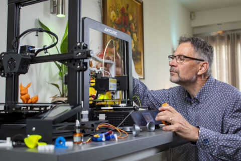 3D printing engineer working on a 3D printer, focused on creating innovative solutions, representing careers at Keylane in technology, software development, and digital innovation.